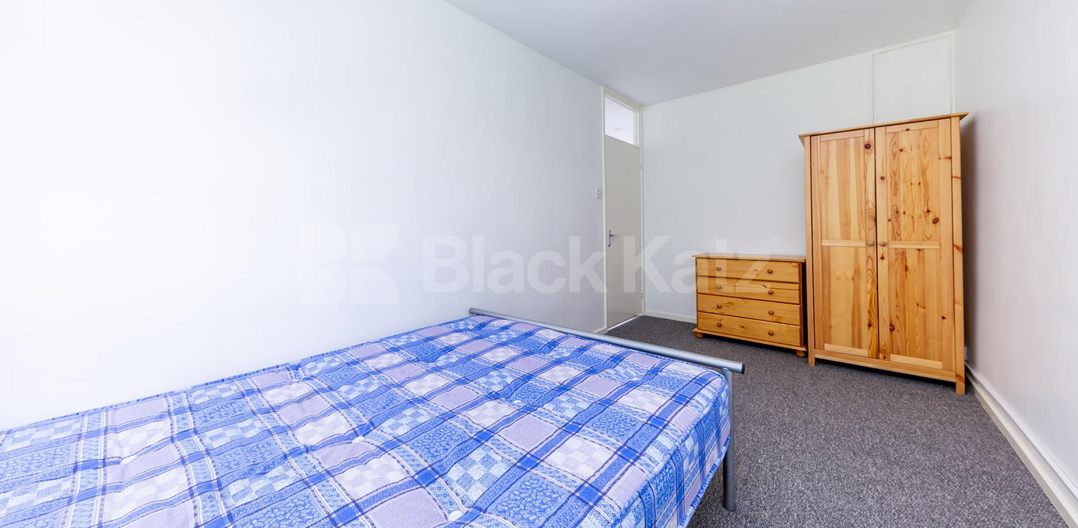 			LARGE 3 /4 BED IN EUSTON!, 4 Bedroom, 1 bath, 1 reception Flat			 Compton Close, EUSTON / CAMDEN
